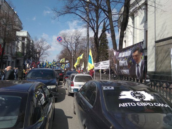 Под Верховной Радой Украины проходит митинг с требованием уволить руководителя Государственной службы по безопасности на транспорте Михаила Ноняка