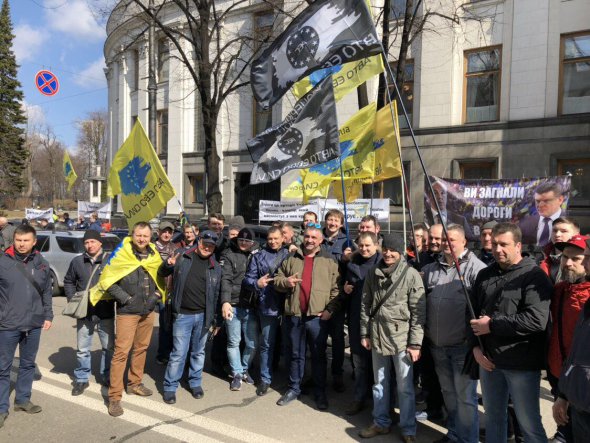 Под Верховной Радой Украины проходит митинг с требованием уволить руководителя Государственной службы по безопасности на транспорте Михаила Ноняка