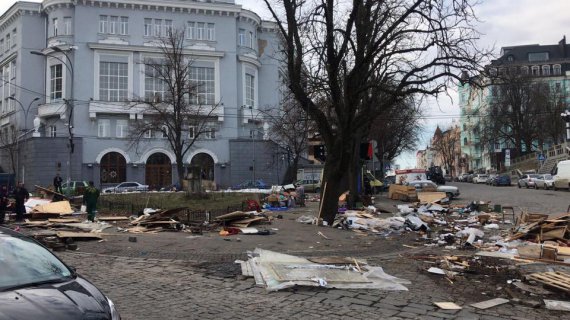 Снесенные киоски на верхней площадке Андреевского спуска, что в сквере с памятником Прони и Голохвастову