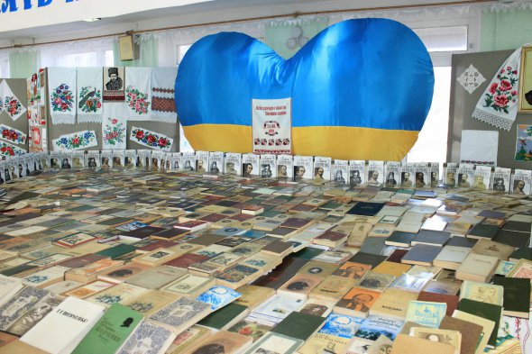 На Вінниччині школярі зібрали рекордну колекцію "Кобзаря"