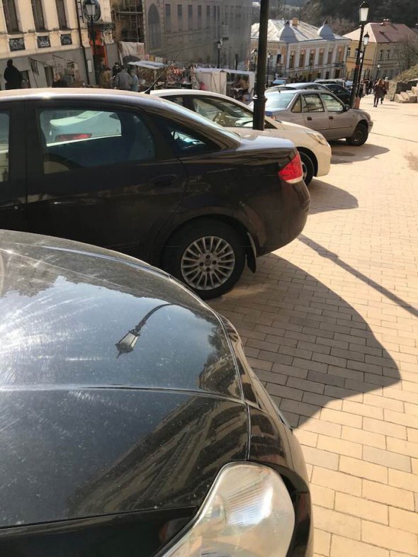 Припаркованные автомобили существенно затрудняют перемещение пешеходов