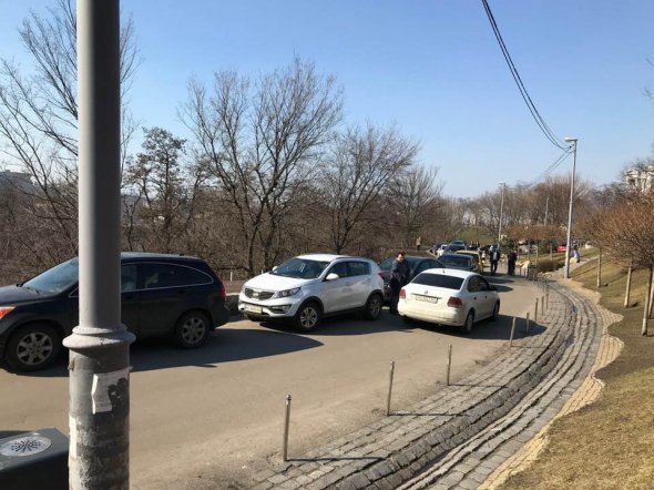 Багато машин припарковані і на пішохідній Пейзажній алеї, де рух автомобілів заборонений