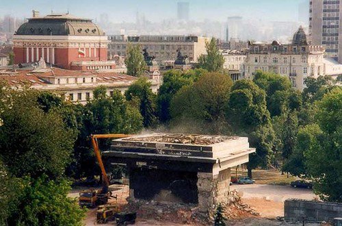 В 1999 году мавзолей взорвали, а затем разрушили. Правда подземную часть не трогали