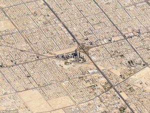 Ріяд, Саудівська Аравія, зняли за допомогою унікальної супутникової технології. Завдяки їй добре видно невелику групу хмарочосів у центрі міста