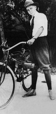 Говард Хьюз із мотовелосипедом, який зібрав власноруч