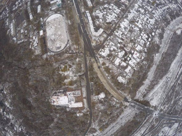 Оккупированный Донецк с высоты птичьего полета. В нескольких метрах - ДАП