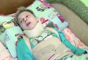 Семикласник Максим Черніков із Києва четвертий місяць прикутий до ліжка. Під час шкільної перерви його побили двоє однокласників, зламали хребет