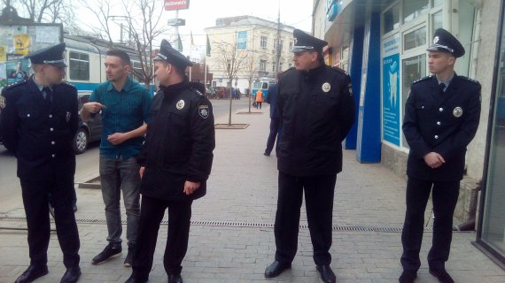 На центральних вулицях міста встановили бігборди із написом “Вінниця вітає Президента”