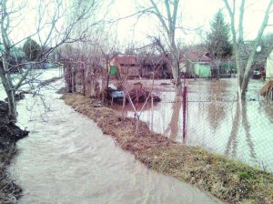 1 квітня у Полтаві за півтора кілометра від центру міста затопило вулицю Лугову та з кількадесят приватних будинків на ній. Вода, що зійшла з мікрорайону ”Дослідне поле”, переповнила річку Тарапуньку. Та розлилася на людські обійстя
