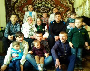 Євдокія Куськів (у центрі) сидить удома з донькою Анастасією, правнуками й праправнуками. Пережила трьох синів. Померли шість років тому