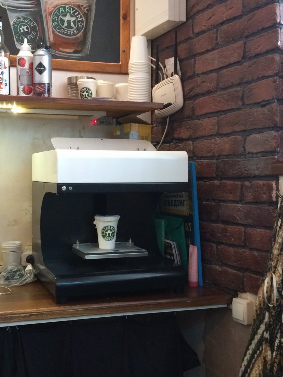 3D принтер, который рисует на кофе портреты. фото: gazeta.ua