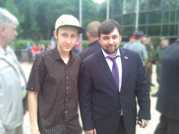 Боевик Антон Архипов с главарем террористов Денисом Пушилиним. Антон поступил на службу к боевикам в 16-летнем возрасте.