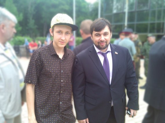 Бойовик Антон Архіпов з ватажком терористів Денисом Пушиліним. Антон вступив на службу до бойовиків у 16-річному віці.