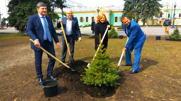 Группа депутатов по инициативе межфракционного депутатского объединения "За духовность, нравственность и здоровье Украины" высадила деревья в Мариинском парке