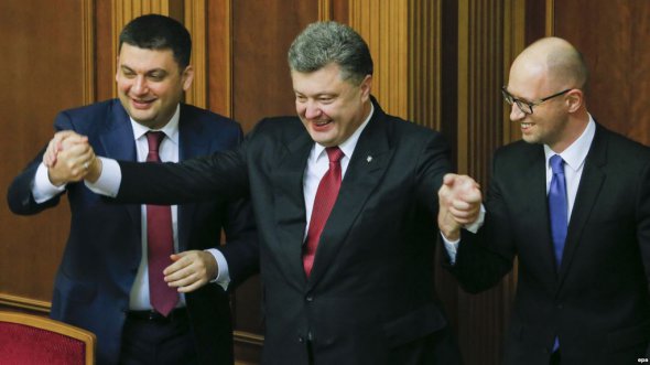 Верховна Рада призначила Володимира Гройсмана (зліва) спікером парламенту, а Арсенія Яценюка (справа) - головою уряду. Петро Порошенко (по середині) вітає обранців. 