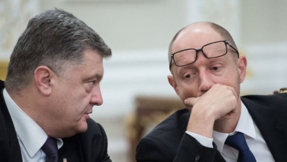 За словами олігарха-втікача Онищенка, Петро Порошенко (зліва) замовив "політичне вбивство" Арсенія Яценюка (справа). 