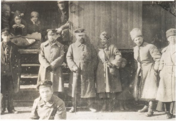 Лейтенант Святослав Шрамченко (крайній зліва), генерал-хорунжий Володимир Савченко-Більський,  та військовий міністр УНР генерал-хорунжий Володимир Сальський (в центрі), вересень 1920 р.