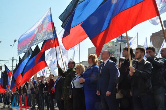 У Донецьку відбувся марш в честь четвертої річниці Дня проголошення ДНР. Фото: сепаратистські ЗМІ