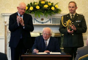 Президент Ирландии Майкл Хиггинс подписывает помилования Шоге