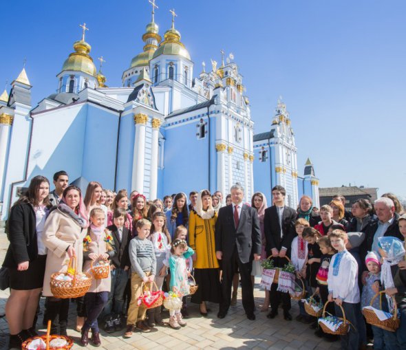 Президент Петро Порошенко з родиною привітав українців із Великоднем