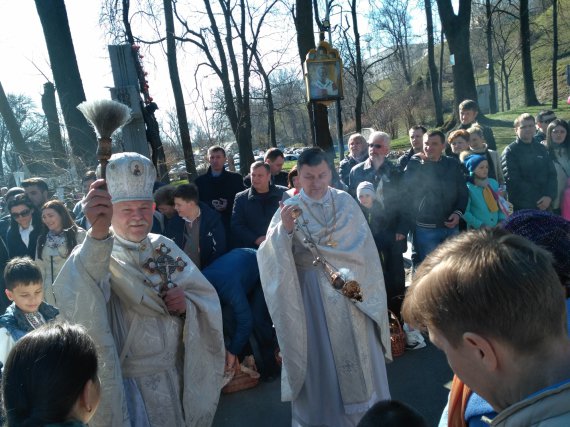 Киевляне принесли пасхальные корзины на освящение в храмы