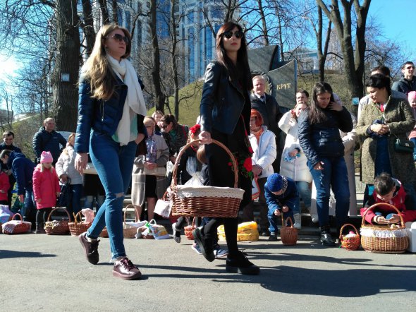 Киевляне принесли пасхальные корзины на освящение в храмы