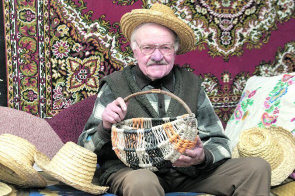 Иван Лиштван плетет шляпы из ржаной соломы и кошели