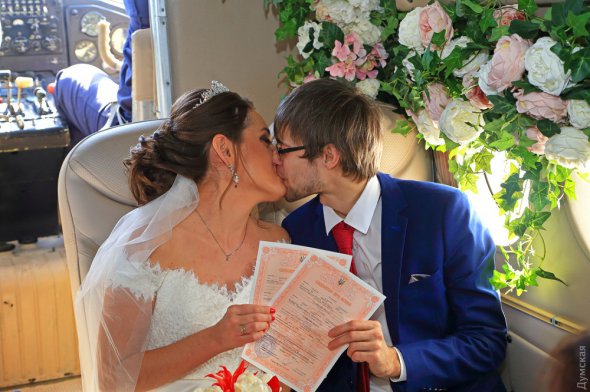 Марія Попович і Олексій Потравко офіційно зареєстрували шлюб на борту літака