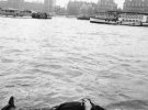 Альфред Хичкок лег в Темзу в поисках вдохновения, Великобритания, 1958 год.