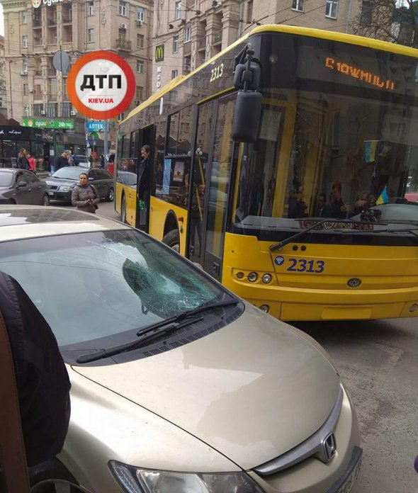Пасажири тролейбуса розбили лобове скло на неправильно припаркованому автомобілі