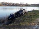 Автомобиль Audi A6 перевернулся на повороте и упал в пруд. Погибло 3 мужчин. Еще трое пассажиров в больнице