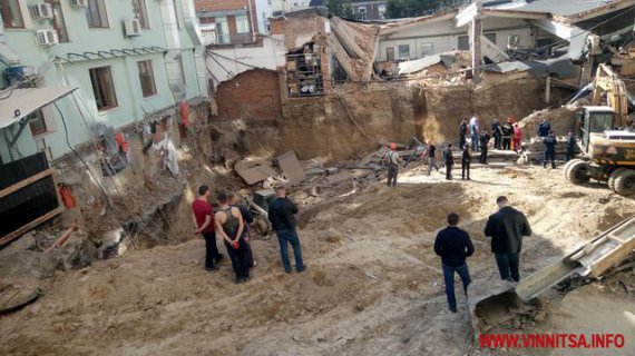 В Виннице возле гостиницы «Франция» 3 строителя оказались под завалами