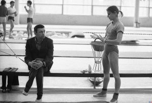 Гімнастка Ольга Корбут на тренуванні з тренером Ренальдом Книшем. Олімпійською чемпіонкою стала 1972 року