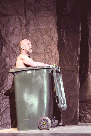 Актор Юкка Тойвонен у виставі ”Рюссяфобія” грає чоловіка, який збожеволів від спогадів про радянсько-фінську війну, що пережив у дитинстві