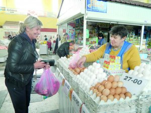 Катерина Полоз (праворуч) продає фабричні яйця на вінницькому ринку Урожай. Найдорожчі коштують 32 гривні. Перед Велико­днем їх купували майже 2,5 тисячі за день