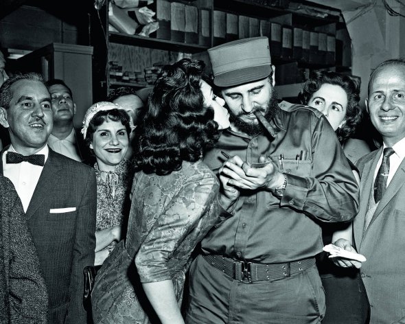 Модель 19-річна Гледіс Фейо бере автограф і цілує прем’єр-міністра Куби Фіделя Кастро (1926–2016) під час зустрічі у Нью-Йорку 21 квітня 1959-го. Політик здійснив поїздку до США на запрошення Американського товариства газетних редакторів