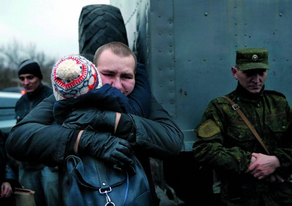 Військовослужбовець Збройних сил України повертається додому з російського полону. 27 грудня 2017 року Україна обміняла 306 бойовиків на 74 своїх громадян, які були в полоні в Росії