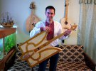 Богдан Сенчуков из Жашкова Черкасской области сделал из спичек музыкальный инструмент в форме трезубца. Назвал изобретение - гербас