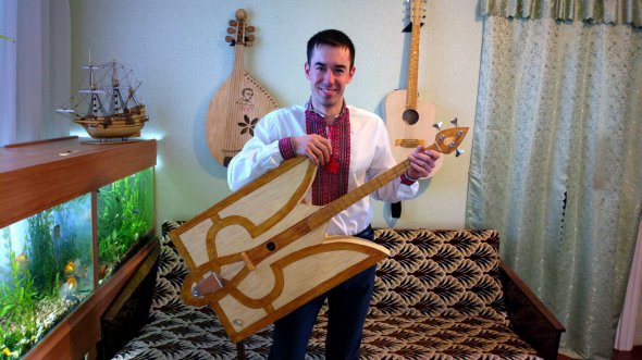 Богдан Сенчуков із Жашкова Черкаської області зробив із сірників музичний інструмент у формі тризуба. Назвав винахід - гербас
