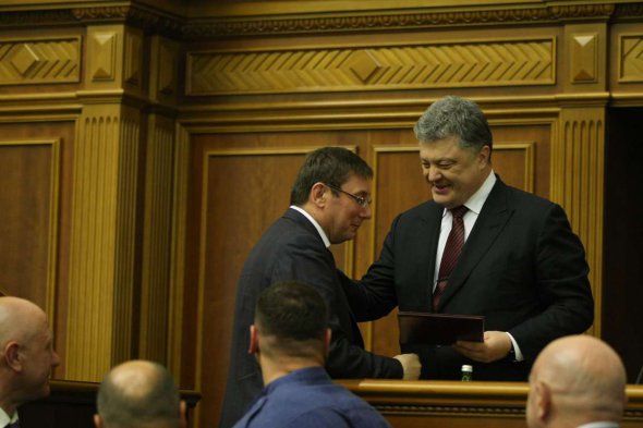 Президент Петро Порошенко вітає Юрія Луценка з посадою генпрокурора
