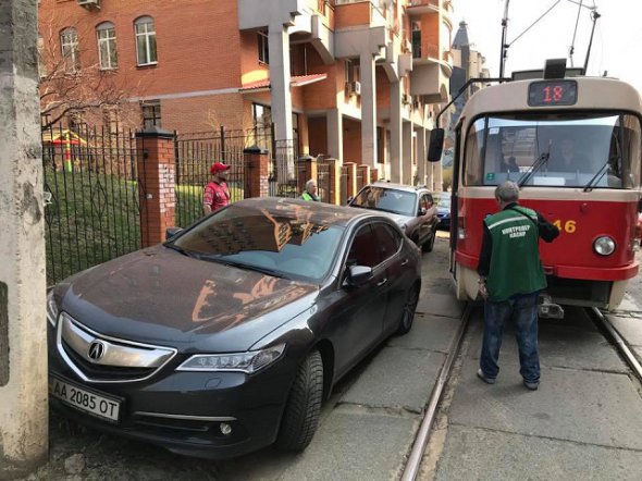 Водитель оставил свое авто Acura у трамвайных путей в столице