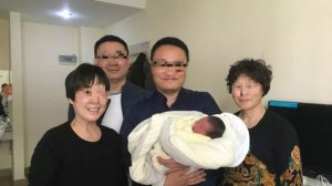Тянтян народився через 4 роки після смерті батьків. На фото його тримають діди та баби