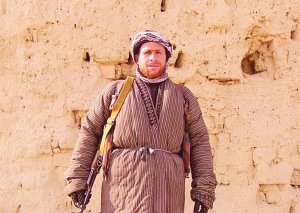 Чоловік, якого називають Ігорем Білокуровим, стоїть у одязі афганських таджиків зі зброєю. Його викупив із полону місцевий чоловік