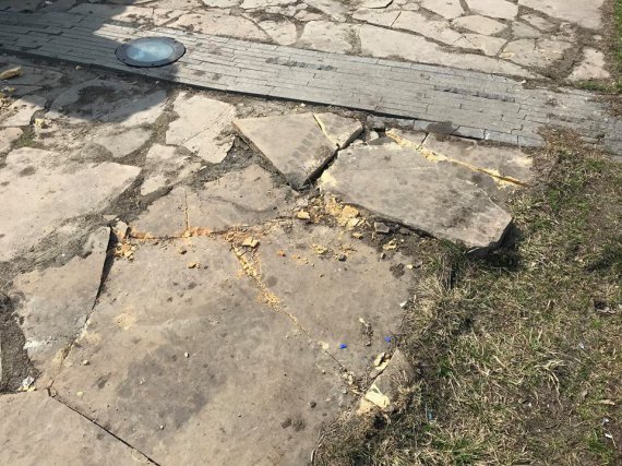 В мемориальной части комплекса покрытия тротуаров раскрошилось и нуждается в ремонте
