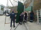 Вокруг незаконного отеля на Андреевском спуске снесли забор