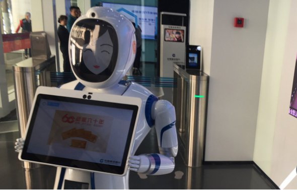 На входе в отделение клиентов встречает "доброжелательный" робот, который может отвечать на вопросы, используя систему распознавания голоса
