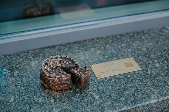 На Крещатике установили бронзовый памятник киевскому торту