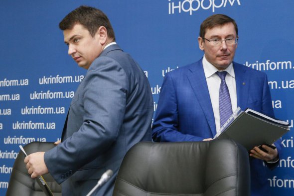 Председатель НАБУ Артем Сытник (слева) в ноябре 2017 года возбудил против генпрокурора Юрия Луценко (справа) производства. За день до этого тоже самое Генрокуратура сделала тоже самое против Сытника.