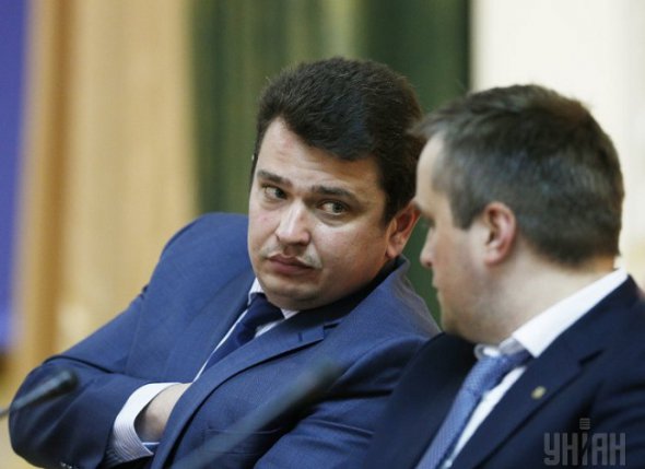 В марте 2018 Артем Сытник совместно с Юрием Луценко подали в дисциплинарную комиссию прокуроров жалобу с просьбой уволить руководителя САП Назара Холодницкого.
