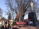 Націоналісти залили пам'ятник Ватутіну червоною фарбою